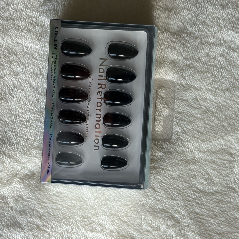 Reformation Glossy Black Nail Set